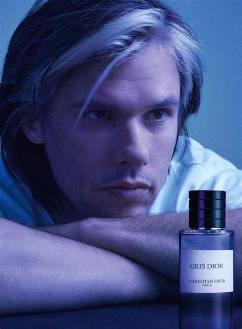 Orelsan devient l’un des ambassadeurs du parfum Gris Dior.